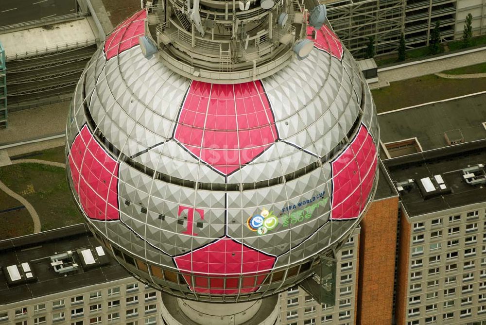 Luftaufnahme Berlin - Fußballwerbung auf dem Berliner Fernsehturm