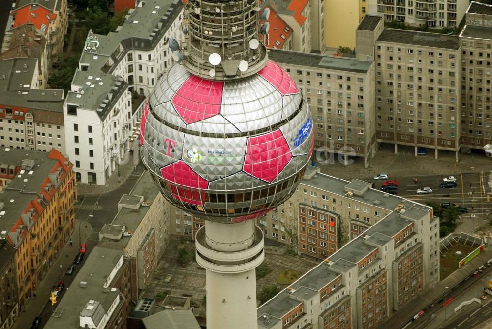 Berlin von oben - Fußballwerbung auf dem Berliner Fernsehturm