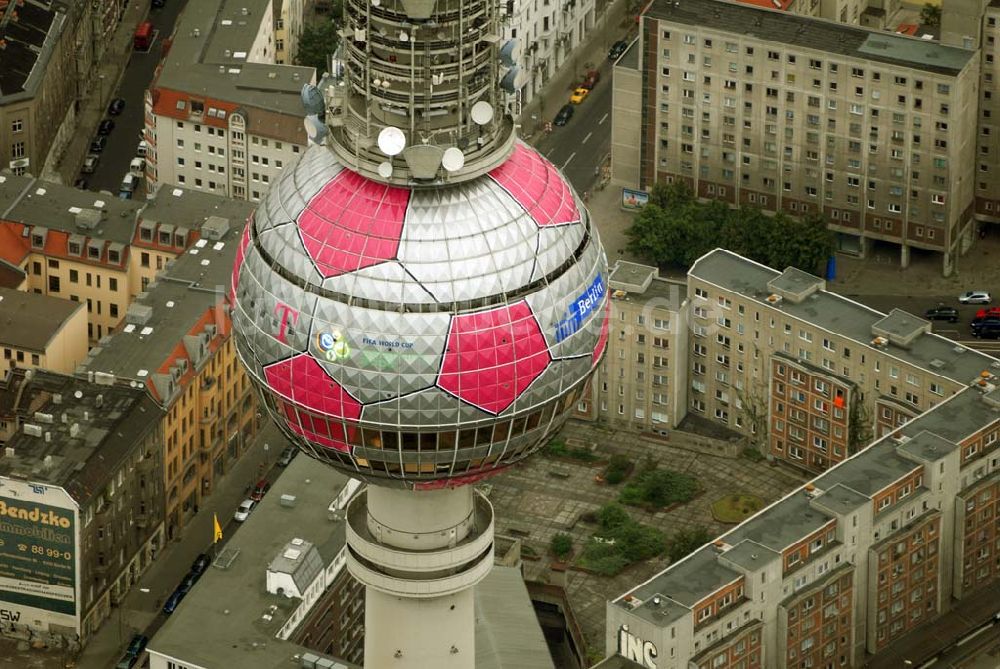 Berlin aus der Vogelperspektive: Fußballwerbung auf dem Berliner Fernsehturm