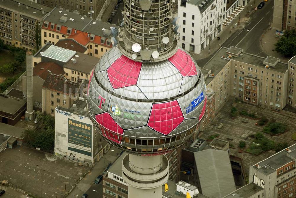 Luftbild Berlin - Fußballwerbung auf dem Berliner Fernsehturm