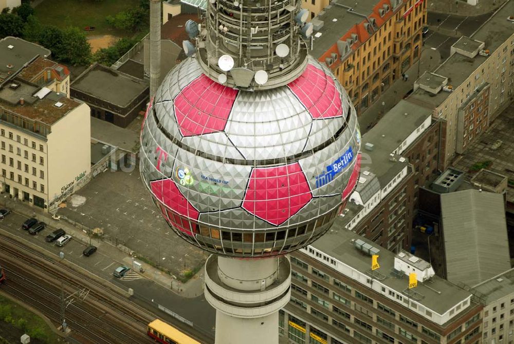 Luftaufnahme Berlin - Fußballwerbung auf dem Berliner Fernsehturm