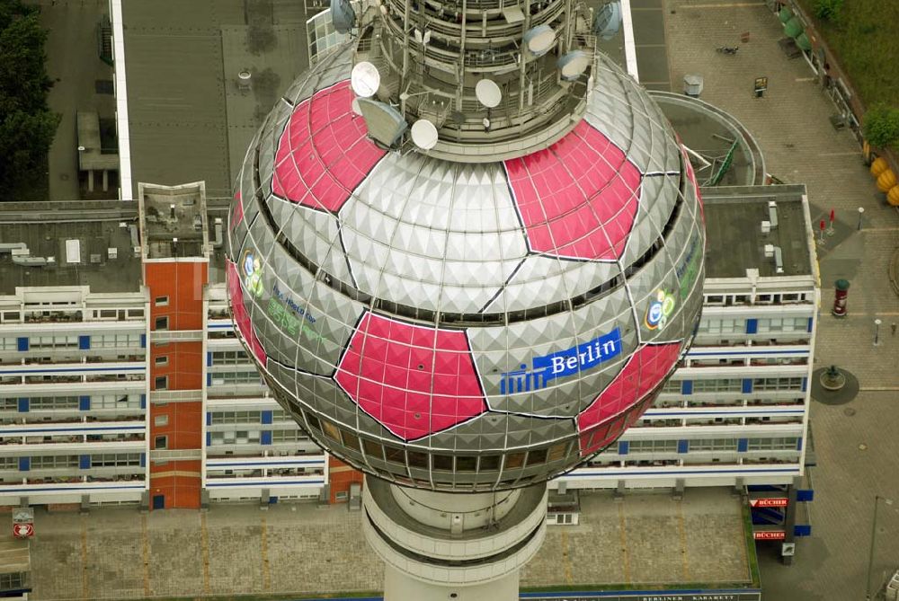 Berlin von oben - Fußballwerbung auf dem Berliner Fernsehturm