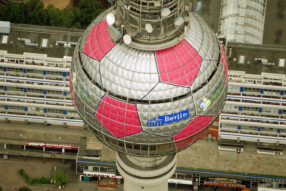 Berlin aus der Vogelperspektive: Fußballwerbung auf dem Berliner Fernsehturm