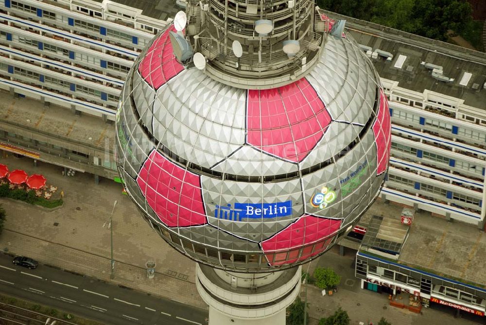 Luftbild Berlin - Fußballwerbung auf dem Berliner Fernsehturm