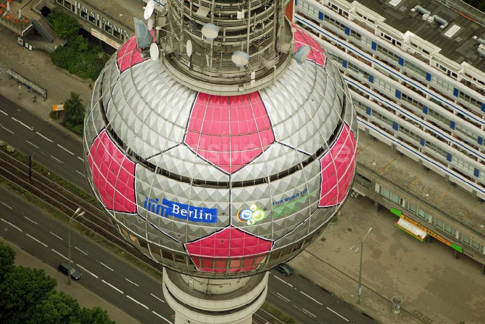 Luftaufnahme Berlin - Fußballwerbung auf dem Berliner Fernsehturm