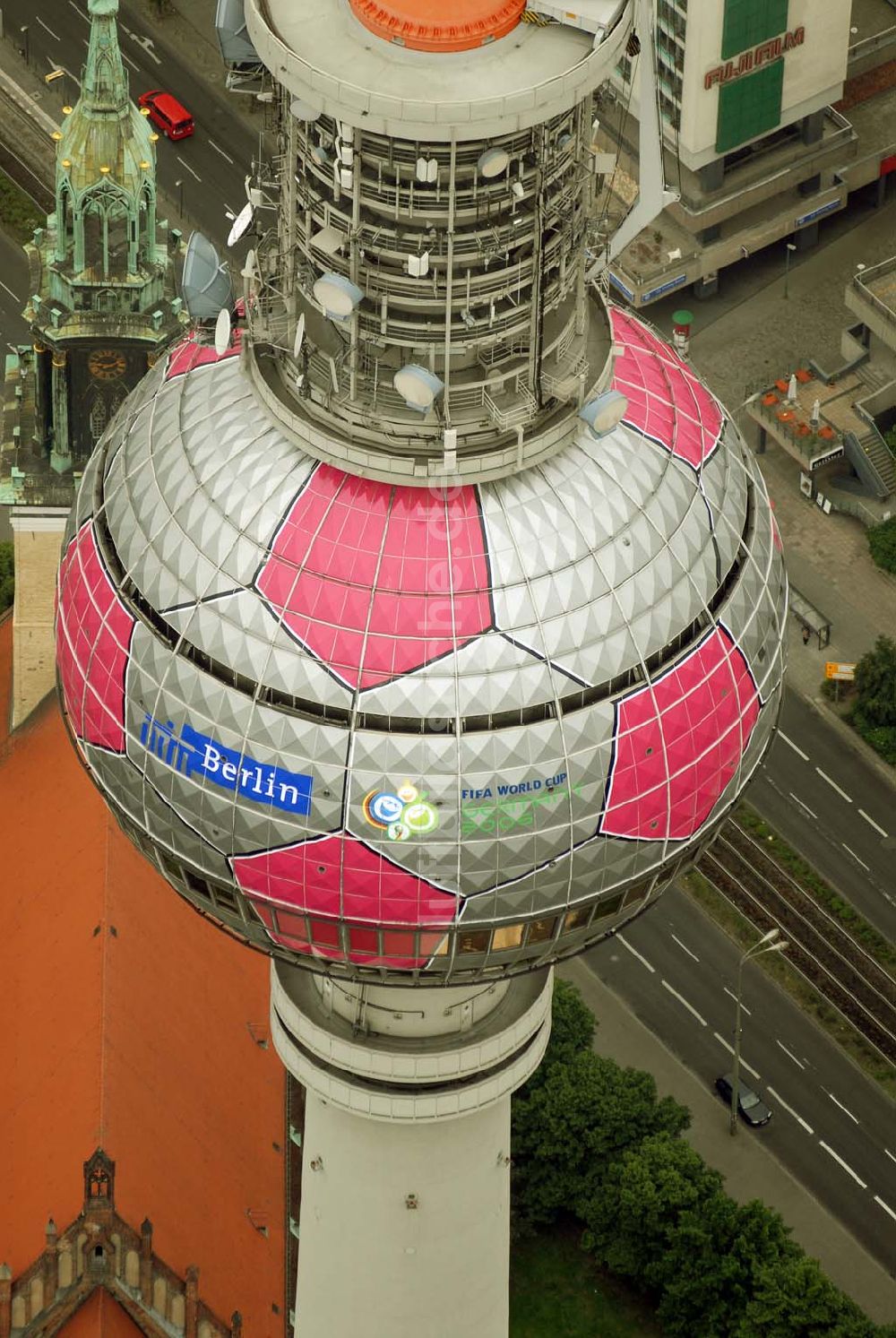 Berlin von oben - Fußballwerbung auf dem Berliner Fernsehturm