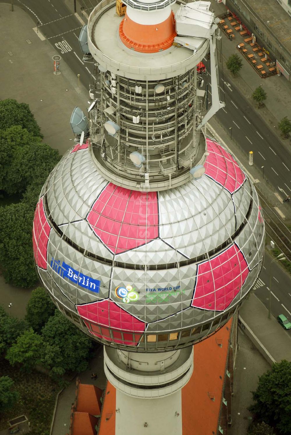 Berlin aus der Vogelperspektive: Fußballwerbung auf dem Berliner Fernsehturm