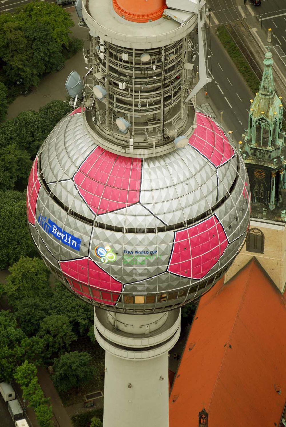 Luftbild Berlin - Fußballwerbung auf dem Berliner Fernsehturm