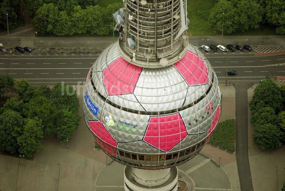 Luftaufnahme Berlin - Fußballwerbung auf dem Berliner Fernsehturm