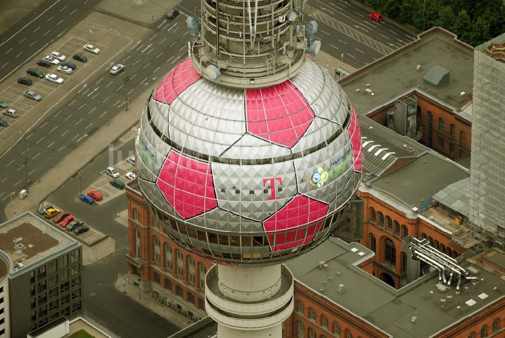 Berlin von oben - Fußballwerbung auf dem Berliner Fernsehturm