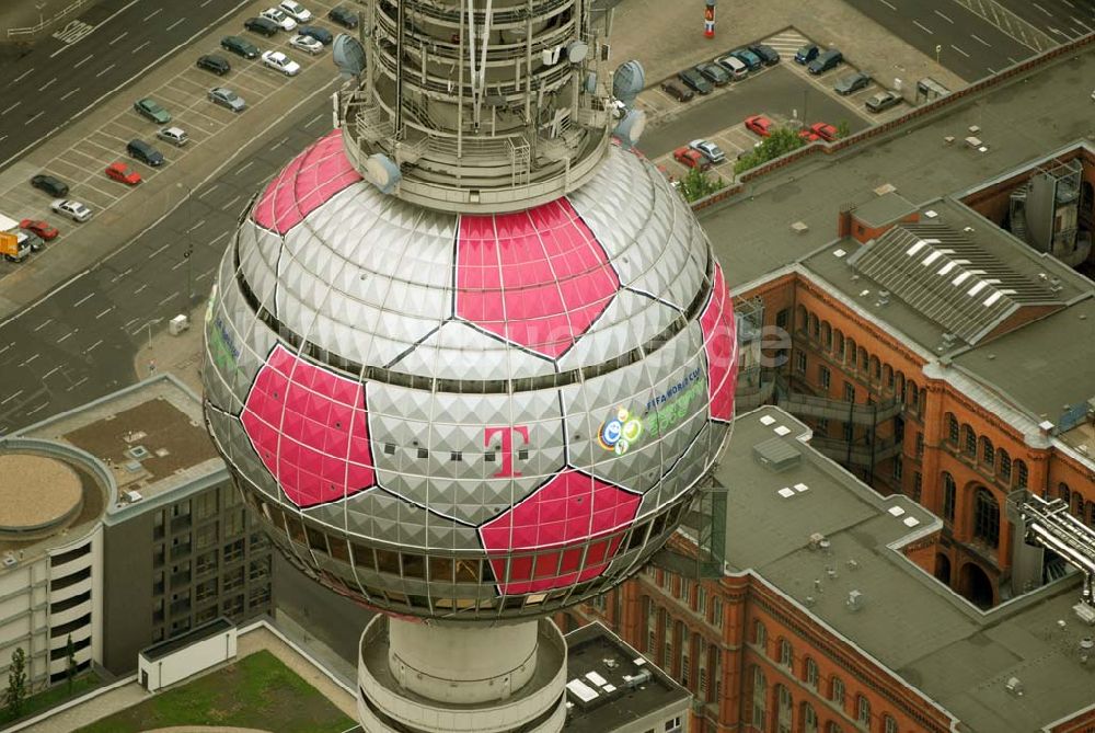 Berlin aus der Vogelperspektive: Fußballwerbung auf dem Berliner Fernsehturm