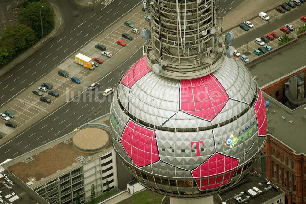 Luftbild Berlin - Fußballwerbung auf dem Berliner Fernsehturm