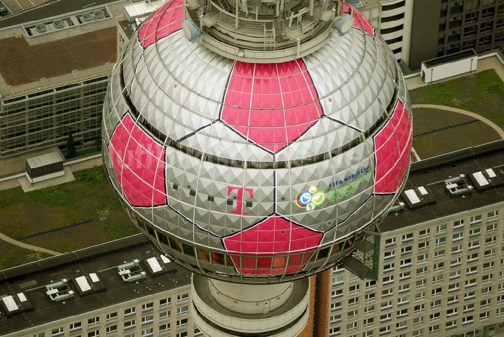 Luftaufnahme Berlin - Fußballwerbung auf dem Berliner Fernsehturm