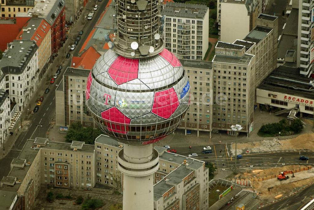 Berlin von oben - Fußballwerbung auf dem Berliner Fernsehturm