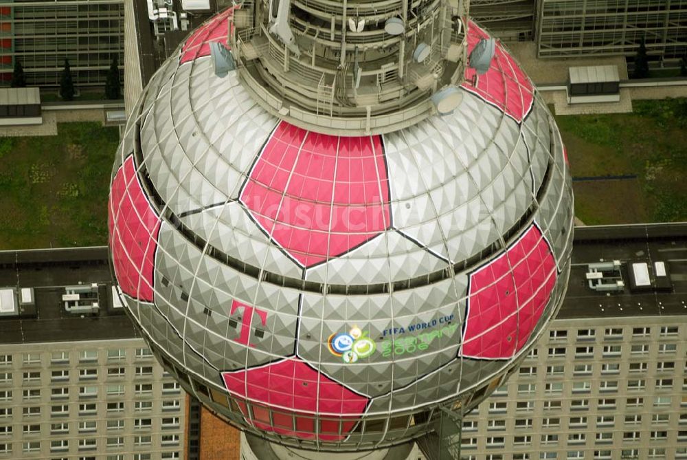 Berlin aus der Vogelperspektive: Fußballwerbung auf dem Berliner Fernsehturm