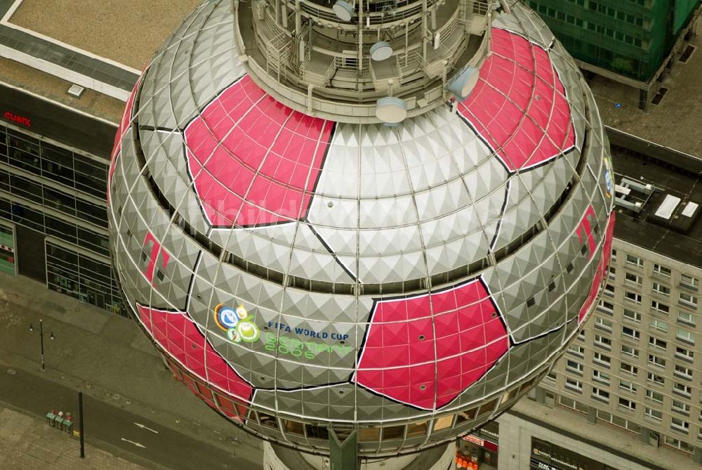 Luftaufnahme Berlin - Fußballwerbung auf dem Berliner Fernsehturm