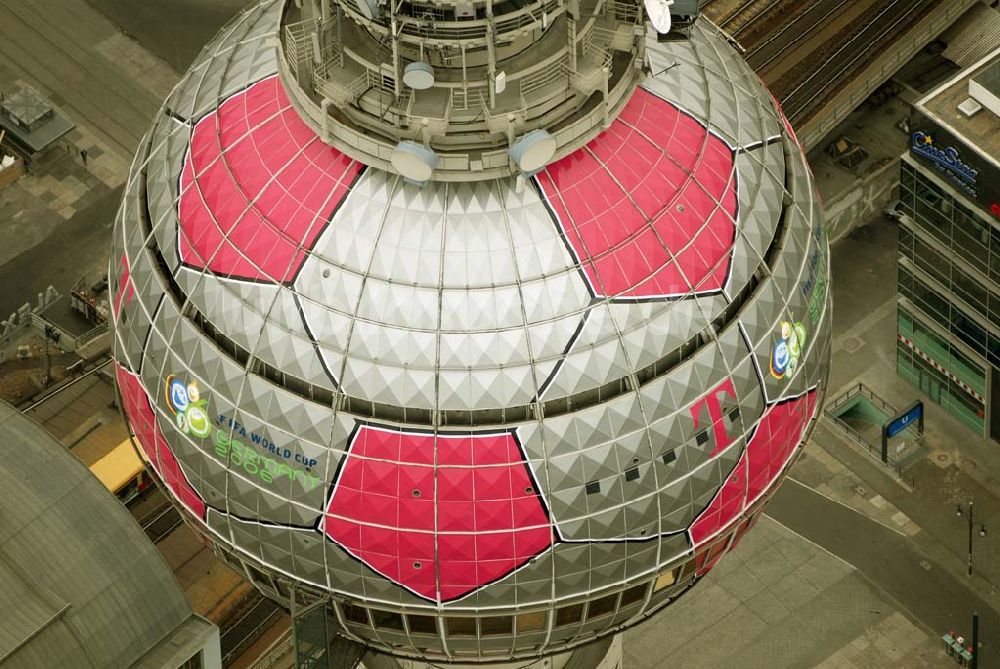 Berlin von oben - Fußballwerbung auf dem Berliner Fernsehturm