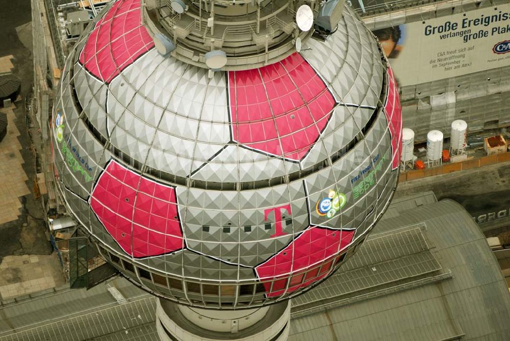 Luftbild Berlin - Fußballwerbung auf dem Berliner Fernsehturm