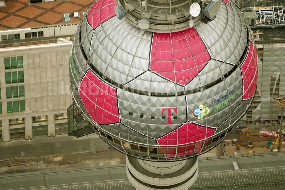 Luftaufnahme Berlin - Fußballwerbung auf dem Berliner Fernsehturm