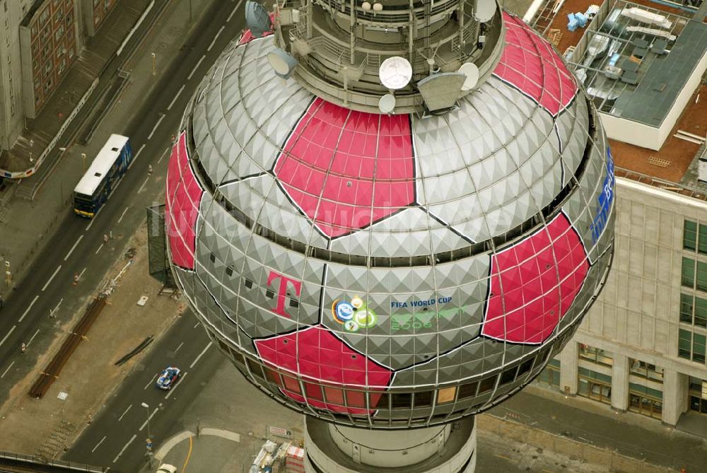 Berlin von oben - Fußballwerbung auf dem Berliner Fernsehturm