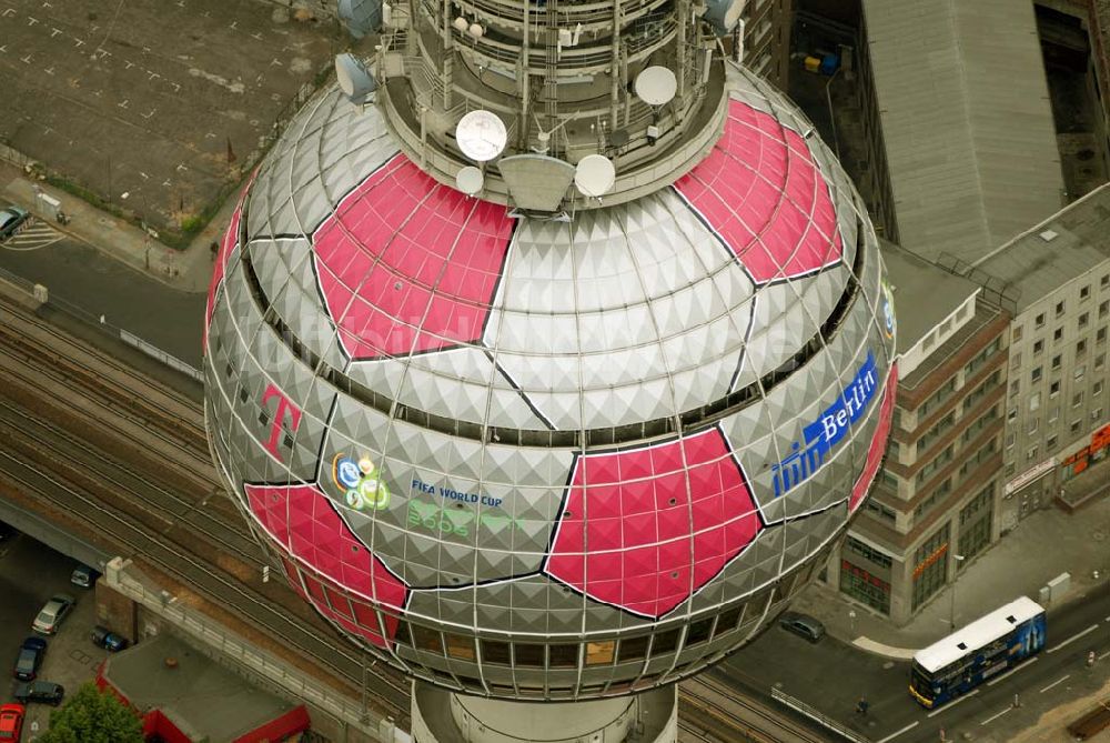 Berlin aus der Vogelperspektive: Fußballwerbung auf dem Berliner Fernsehturm