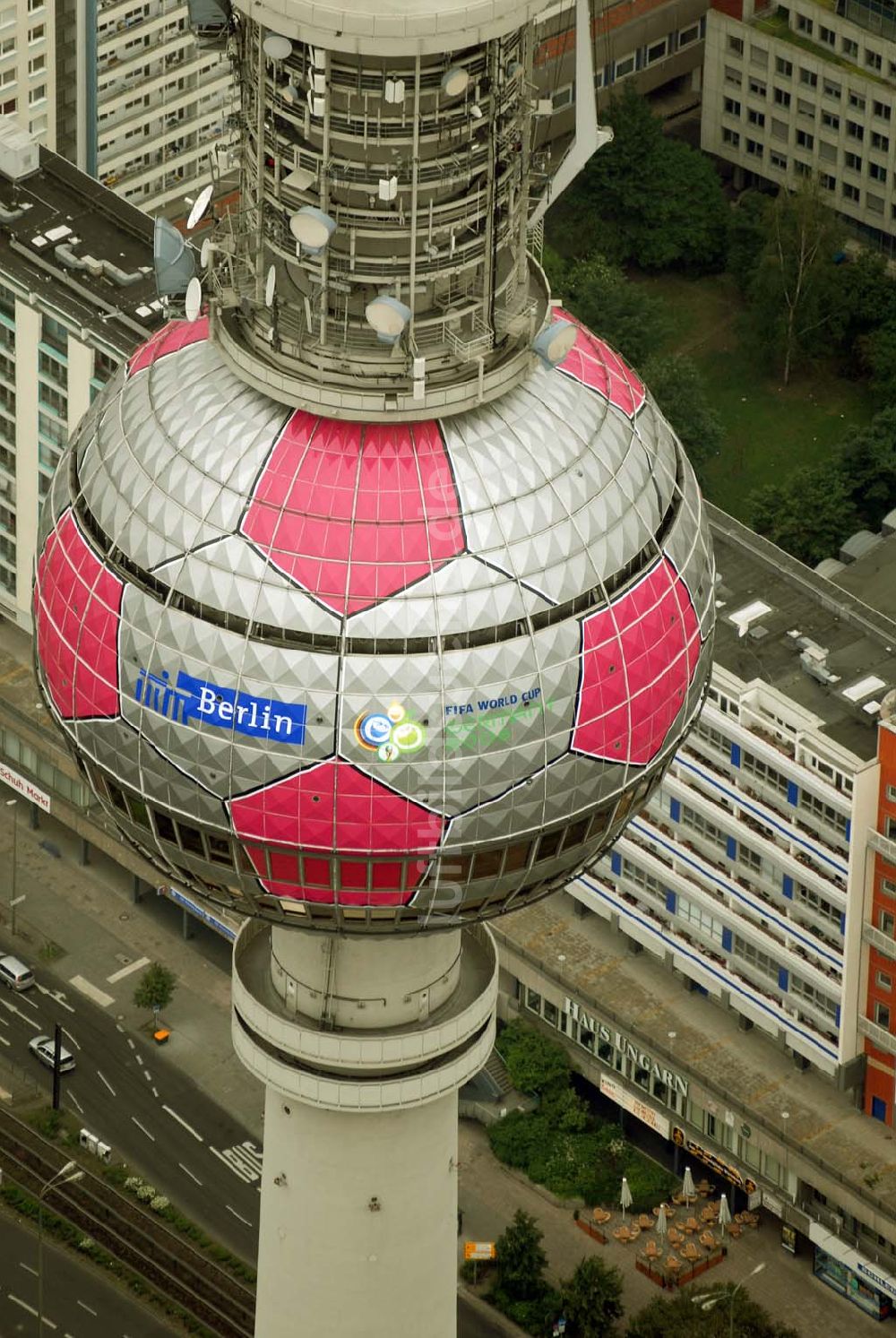 Luftbild Berlin - Fußballwerbung auf dem Berliner Fernsehturm