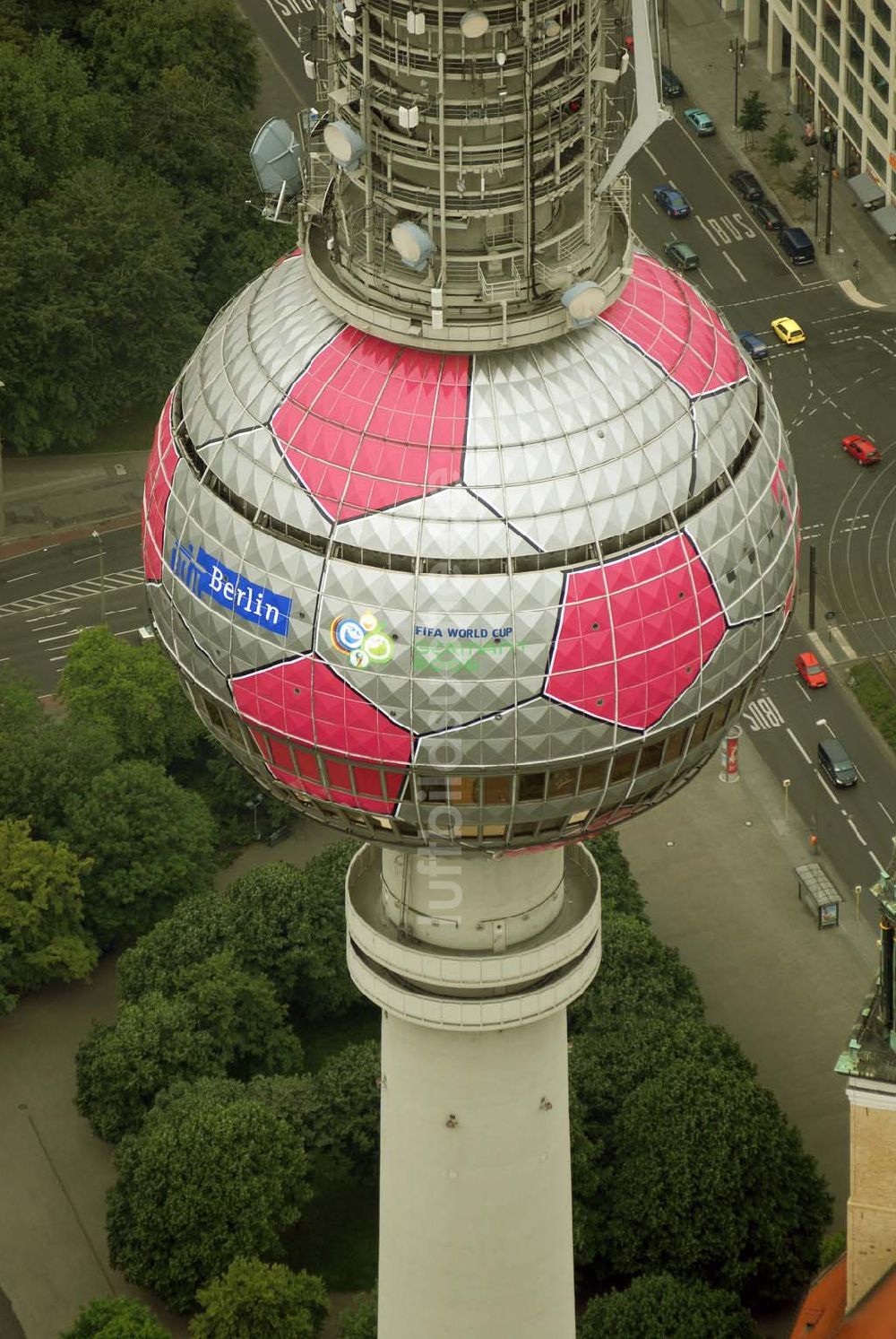 Luftaufnahme Berlin - Fußballwerbung auf dem Berliner Fernsehturm