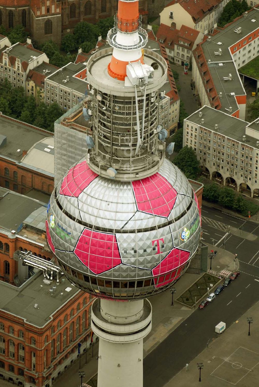 Berlin von oben - Fußballwerbung auf dem Berliner Fernsehturm