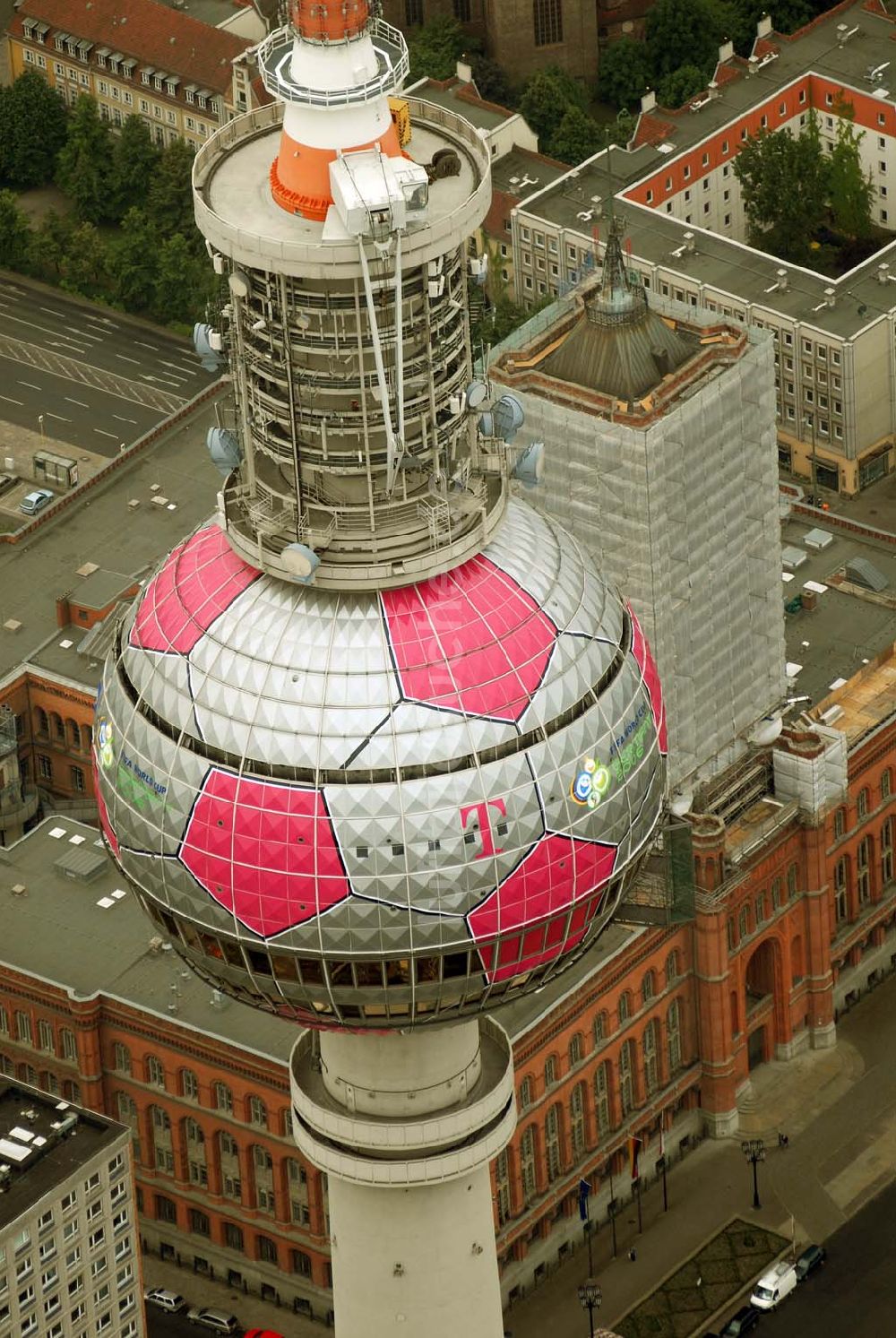 Berlin aus der Vogelperspektive: Fußballwerbung auf dem Berliner Fernsehturm