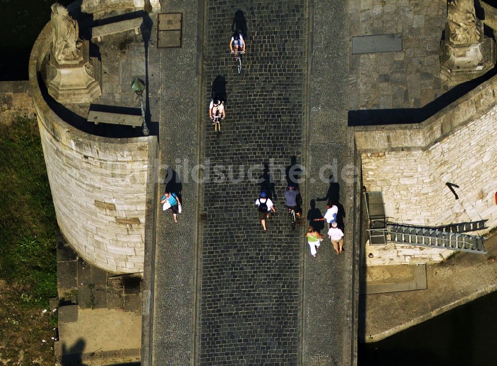 Luftbild Würzburg - Fußgänger auf der Alten Mainbrücke in Würzburg im Bundesland Bayern