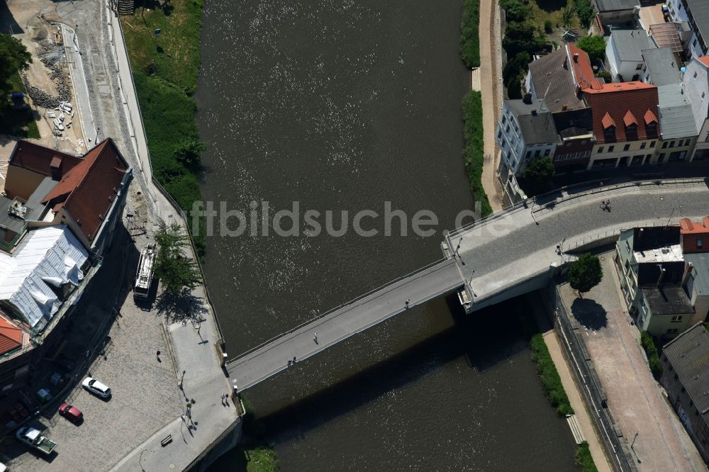 Bernburg (Saale) von oben - Fußgänger- Brücke Marktbrücke über der Saale in Bernburg (Saale) im Bundesland Sachsen-Anhalt