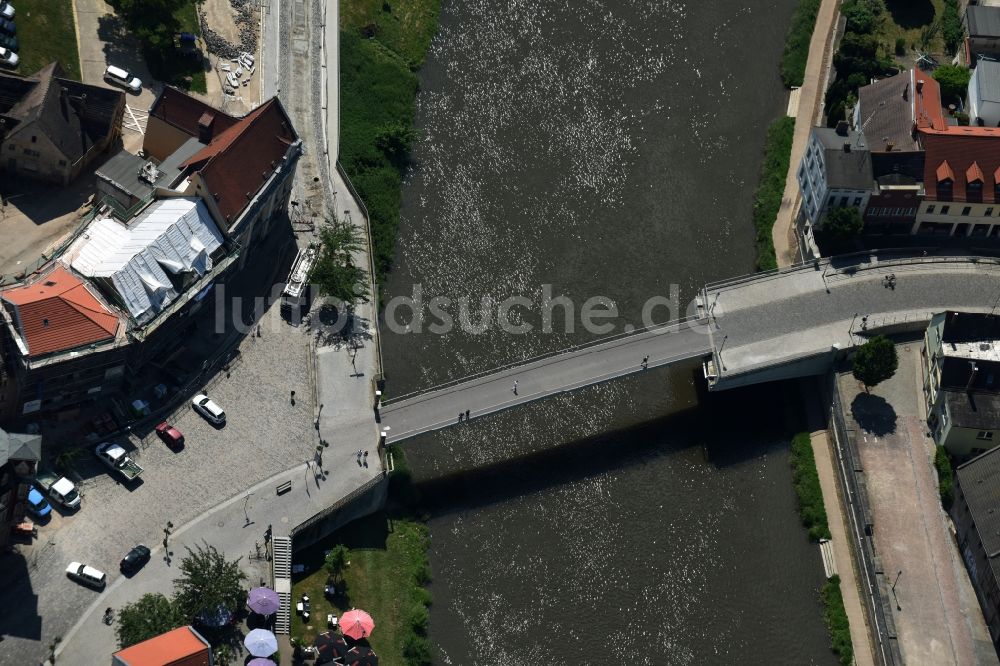 Bernburg (Saale) aus der Vogelperspektive: Fußgänger- Brücke Marktbrücke über der Saale in Bernburg (Saale) im Bundesland Sachsen-Anhalt