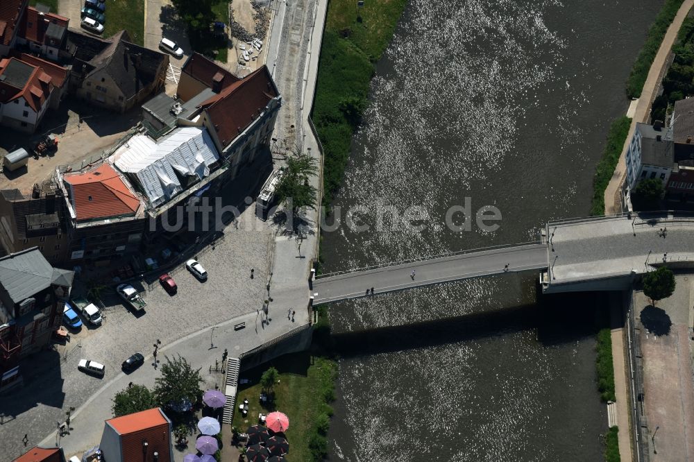 Luftbild Bernburg (Saale) - Fußgänger- Brücke Marktbrücke über der Saale in Bernburg (Saale) im Bundesland Sachsen-Anhalt