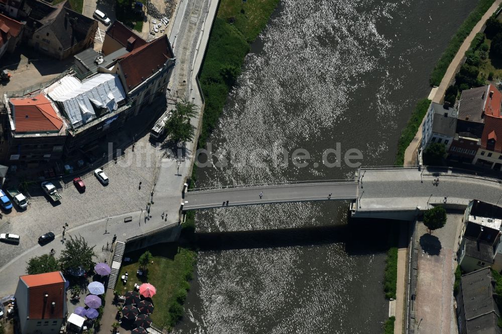 Bernburg (Saale) aus der Vogelperspektive: Fußgänger- Brücke Marktbrücke über der Saale in Bernburg (Saale) im Bundesland Sachsen-Anhalt