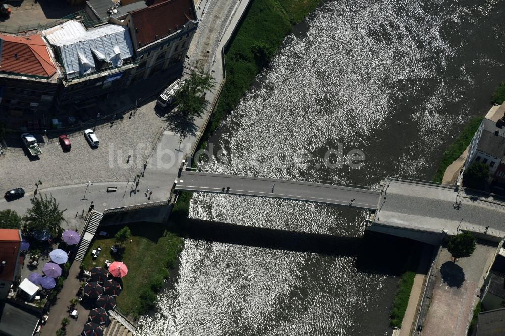 Luftbild Bernburg (Saale) - Fußgänger- Brücke Marktbrücke über der Saale in Bernburg (Saale) im Bundesland Sachsen-Anhalt