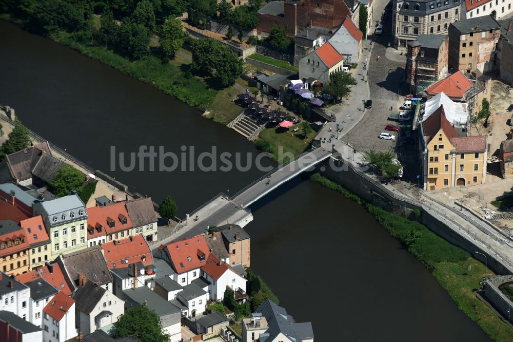 Luftbild Bernburg (Saale) - Fußgänger- Brücke Marktbrücke über der Saale in Bernburg (Saale) im Bundesland Sachsen-Anhalt