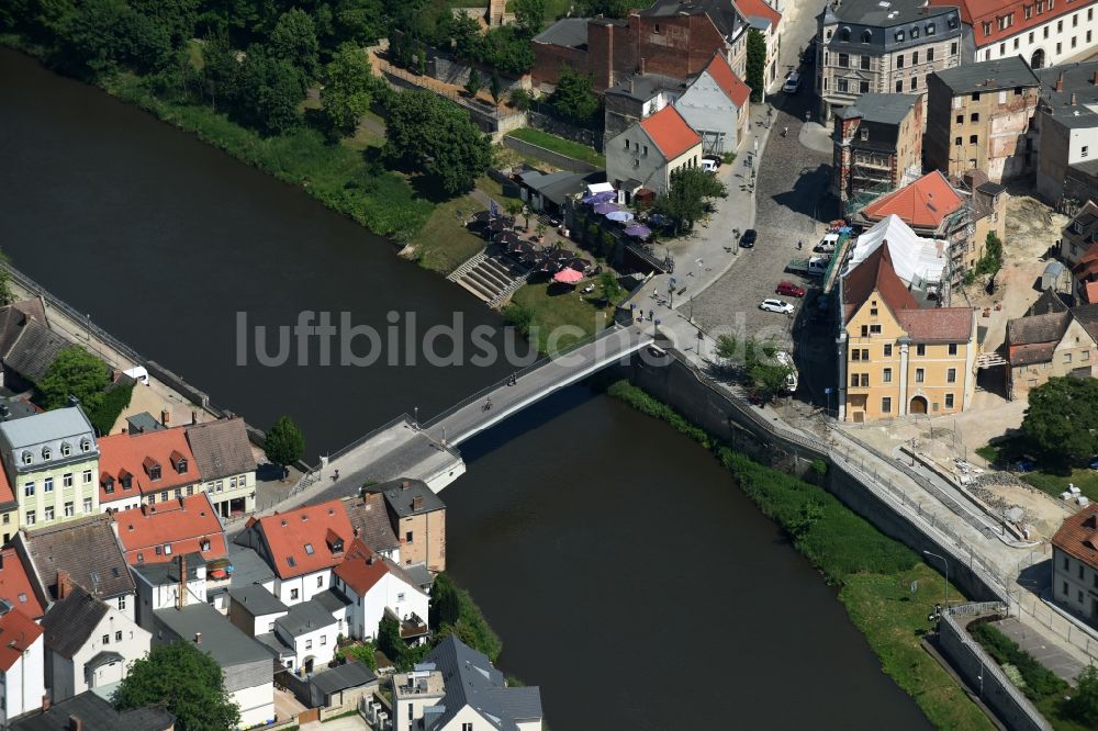 Luftaufnahme Bernburg (Saale) - Fußgänger- Brücke Marktbrücke über der Saale in Bernburg (Saale) im Bundesland Sachsen-Anhalt