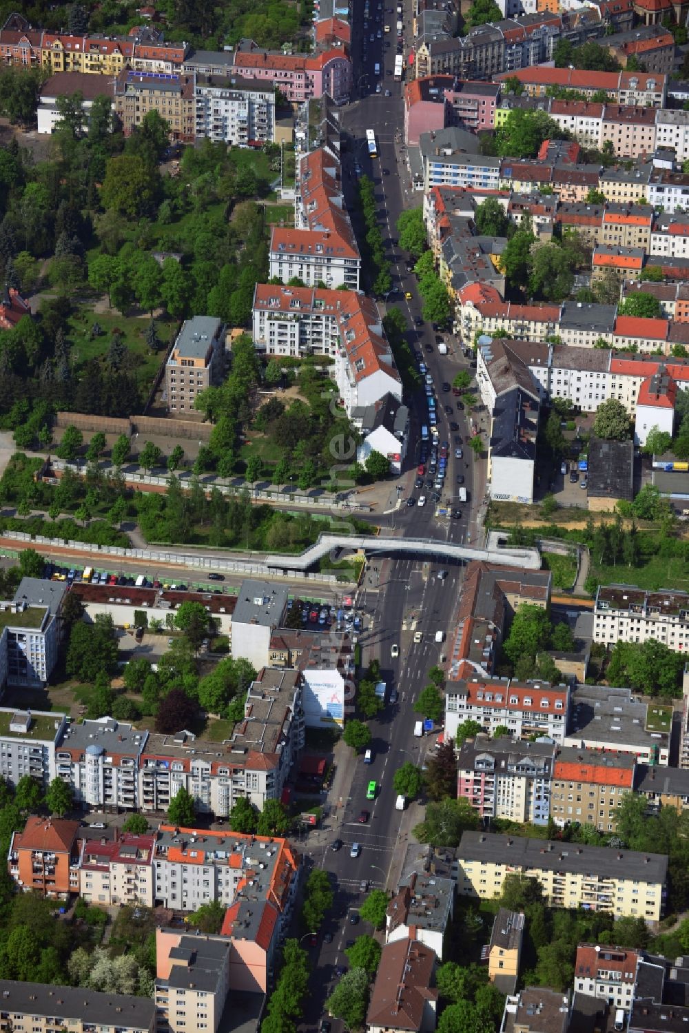 Berlin von oben - Fußgängerbrücke Britzer Tor im Stadtbezirk Neukölln von Berlin