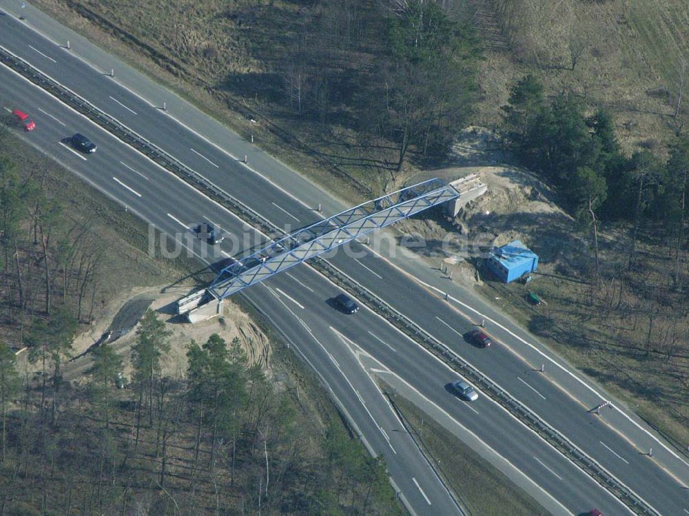 Babelsberg aus der Vogelperspektive: Fußgängerbrücke an der Nuthe