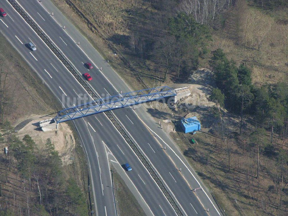 Luftbild Babelsberg - Fußgängerbrücke an der Nuthe