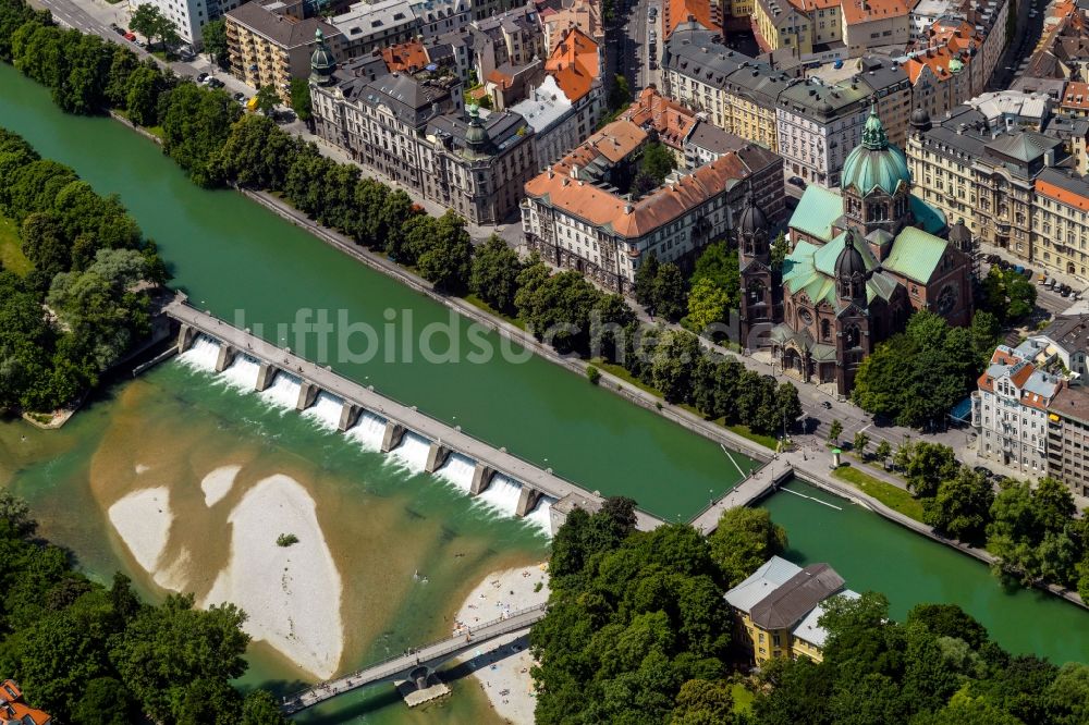 München von oben - Fußgängerbrücke Wehrsteg über dem Fluss Isar vor der Lukaskirche in München im Bundesland Bayern