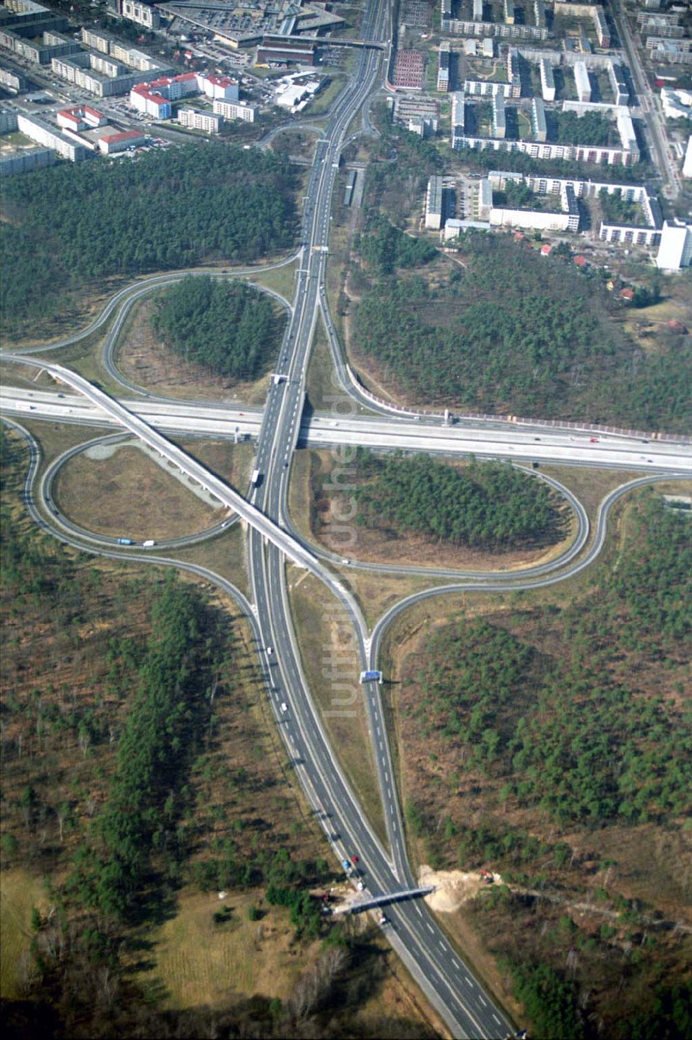 POTSDAM aus der Vogelperspektive: Fußgängerbrückenbau an der Autobahnabfahrt Babelsberg