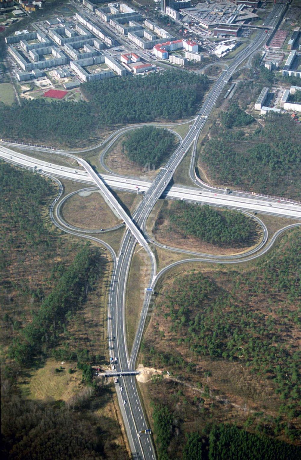 POTSDAM aus der Vogelperspektive: Fußgängerbrückenbau an der Autobahnabfahrt Babelsberg