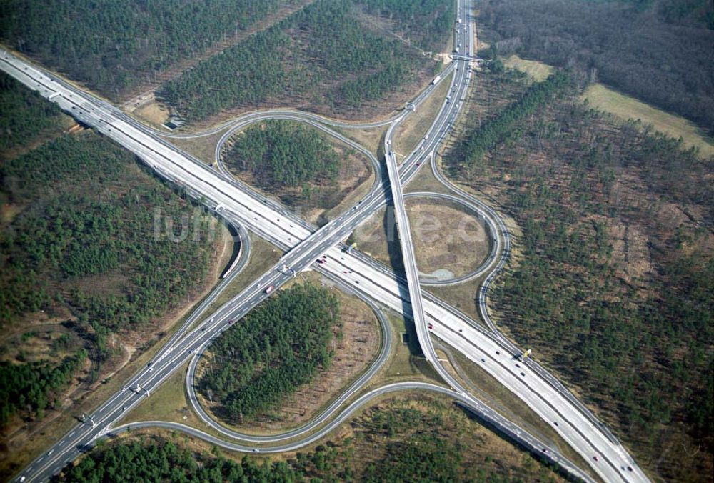 POTSDAM von oben - Fußgängerbrückenbau an der Autobahnabfahrt Babelsberg