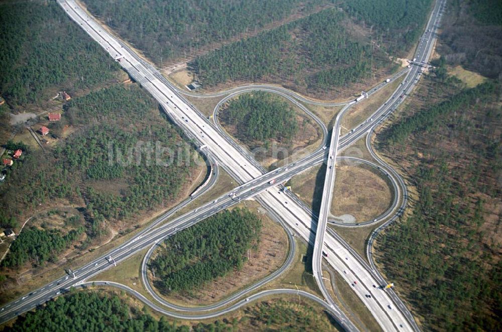 POTSDAM aus der Vogelperspektive: Fußgängerbrückenbau an der Autobahnabfahrt Babelsberg