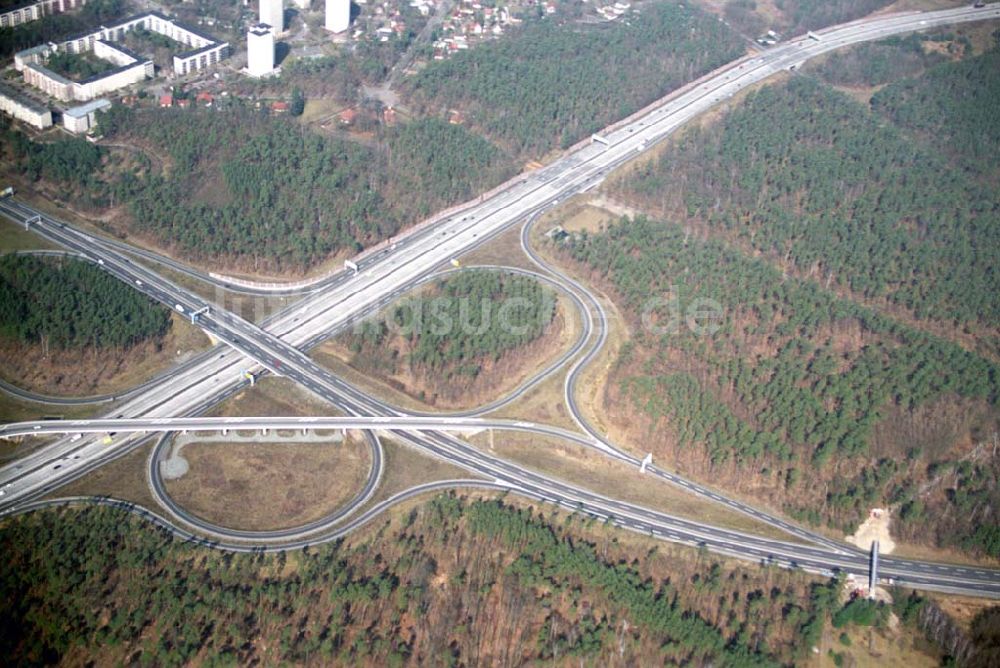 Luftbild POTSDAM - Fußgängerbrückenbau an der Autobahnabfahrt Babelsberg