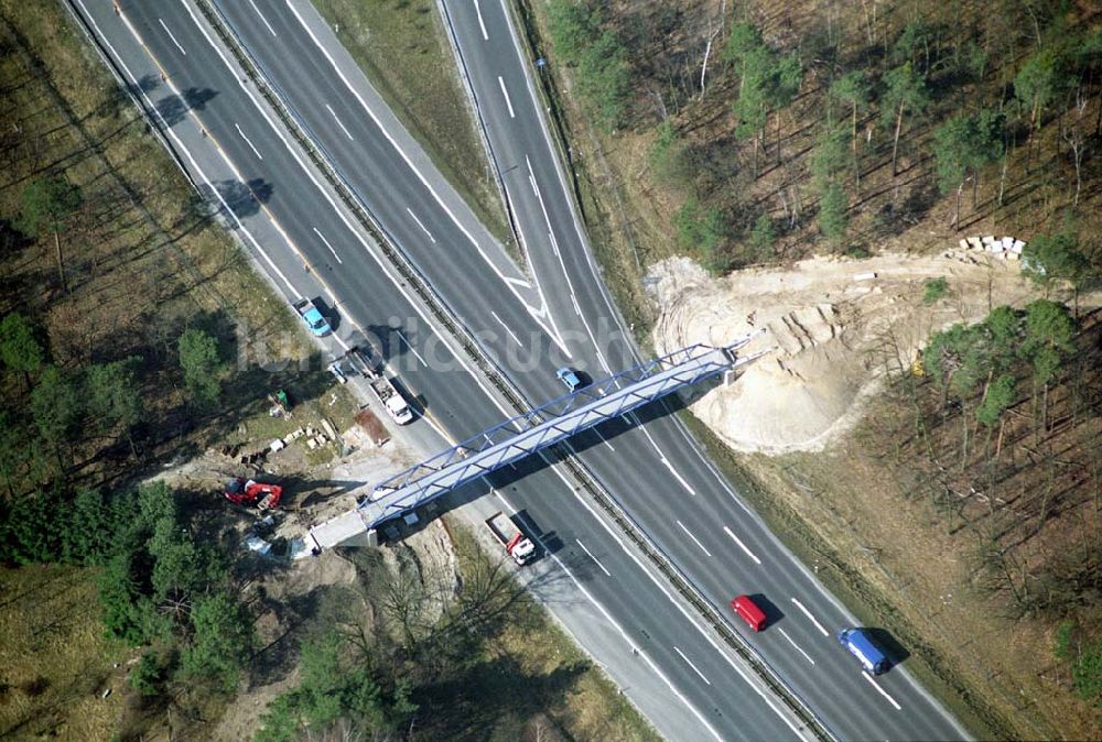 POTSDAM von oben - Fußgängerbrückenbau an der Autobahnabfahrt Babelsberg