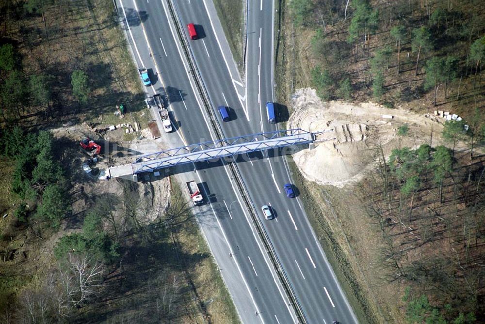 POTSDAM aus der Vogelperspektive: Fußgängerbrückenbau an der Autobahnabfahrt Babelsberg