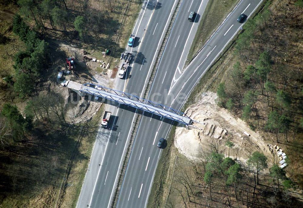 POTSDAM von oben - Fußgängerbrückenbau an der Autobahnabfahrt Babelsberg