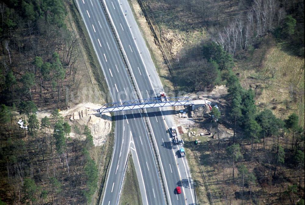 POTSDAM aus der Vogelperspektive: Fußgängerbrückenbau an der Autobahnabfahrt Babelsberg